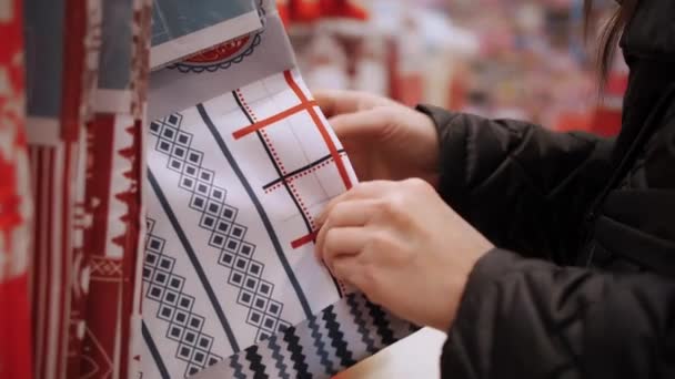 Kerstversiering Accessoires Winkelen Close Vrouw Kiest Een Feestelijk Tafelkleed Voor — Stockvideo