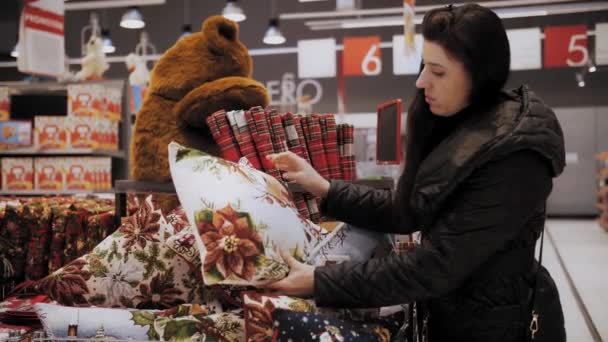 Almohadas Decorativas Navideñas Accesorios Navideños Compras Mujer Eligiendo Comprando Accesorios — Vídeos de Stock