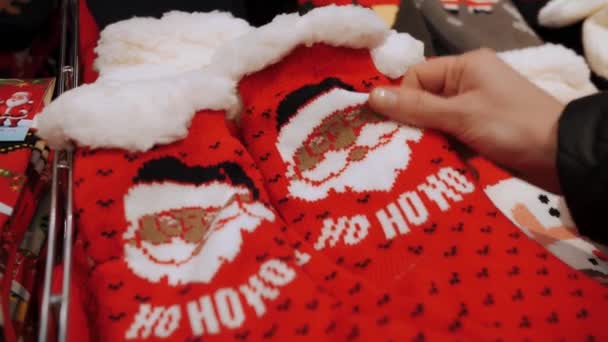 Різдвяні Прикраси Аксесуари Покупки Крупним Планом Жінка Тримає Руках Різдвяний — стокове відео