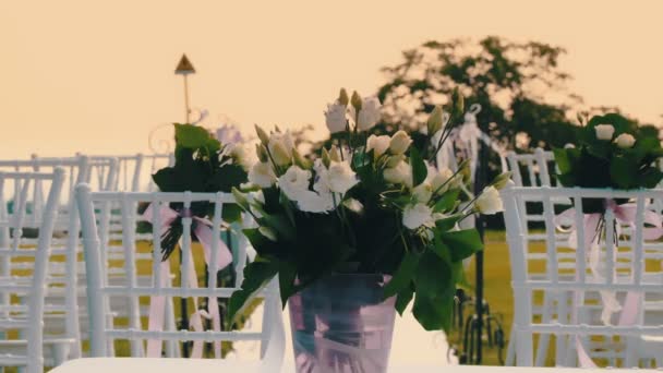 Decorações Casamento Flores Brancas Arco Casamento Para Recém Casados Espera — Vídeo de Stock