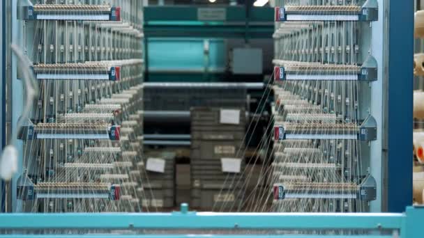 编织工厂 线着色 纺织业 自动制取染色用线的工序 以进一步生产所需颜色的织物 纺织厂设备 — 图库视频影像