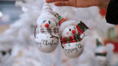 Arka plan bulanık. Noel panayırı, süpermarket ya da alışveriş merkezi. Noel ruhu. İyi tatiller. Mutlu Noeller ve mutlu yıllar. Noel alışverişi. 