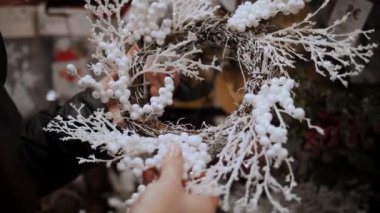 Noel çelengi. Noel süsleri, aksesuarlar. Alışveriş. Yakın plan. Festival aksesuarları seçmek ve satın almak, bir mağaza, adil, süpermarket veya alışveriş merkezi içinde aile ve arkadaşlar için hediyeler