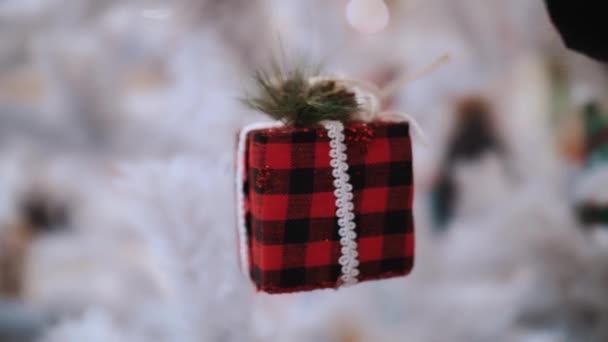 Χριστουγεννιάτικο Παιχνίδι Κοντινό Πλάνο Χριστουγεννιάτικη Διακόσμηση Σχήμα Μικρού Δώρου Λευκό — Αρχείο Βίντεο
