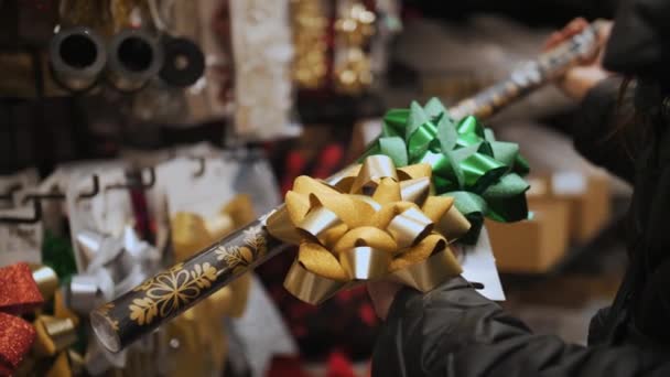 Embalar Presentes Natal Acessórios Natal Decorações Compras Close Papel Embrulho — Vídeo de Stock