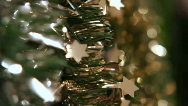 クリスマスの装飾 トランクス クローズアップ 光で輝く光 多彩な装飾 クリスマスツリーの装飾 ブレリー効果 お祝いのクリスマス雰囲気 — ストック動画