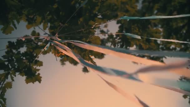 Вітер Дме Різнокольорові Стрічки Звисають Весільного Вівтаря Весільний Декор Літня — стокове відео