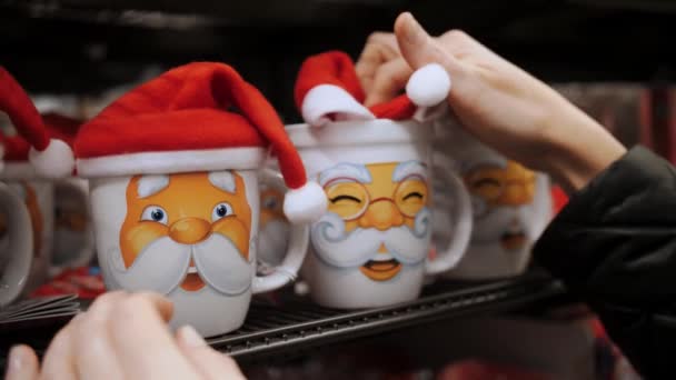 Kerstinkopen Accessoires Close Feestelijke Beker Vrouwelijke Handen Kerst Kermis Decoraties — Stockvideo