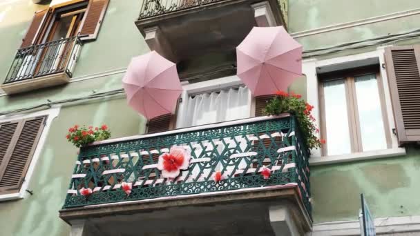 Balkon Creatief Versierd Met Parasols Bloemen Hoge Kwaliteit Beeldmateriaal — Stockvideo