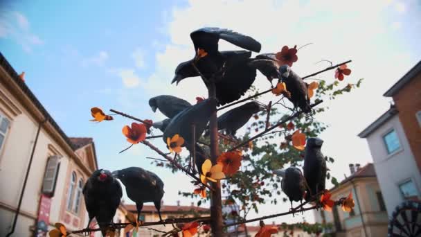 市内のアートインスタレーション 広場の木の上に鳥がいる 公園の花で飾られた木 高品質の4K映像 — ストック動画