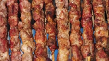  Şişte kızarmış et. Şiş kebap ya da şiş kebap. Yakın plan. Izgara sulu domuz etiyle pişirilmiş. Küçük kebaplar, ahşap şişler üzerinde et parçaları, ateşte kızartılmış. 
