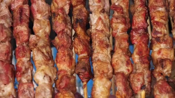 Smażone Mięso Szaszłykach Shashlik Czy Shish Kebab Zbliżenie Gotowane Grillowanym — Wideo stockowe