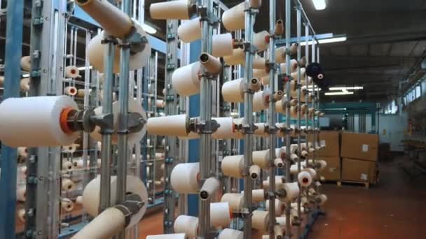 工业纺织厂车间 有许多线轴的麻袋 染色和烘干用于进一步生产织物的螺纹 编织工厂 纺织业 — 图库视频影像