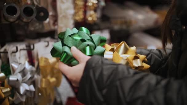 Embalaje Regalos Navidad Arcos Decorativos Para Cajas Regalo Primer Plano — Vídeos de Stock