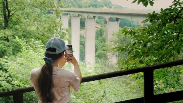 Dziewczyna Parku Latem Rejestrująca Piękny Krajobraz Telefonem Komórkowym Most Dla — Wideo stockowe