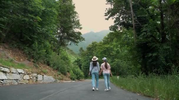 Дві Дівчини Прогулюються Пішохідних Стежках Альпах Мати Дочка Мають Радісний — стокове відео