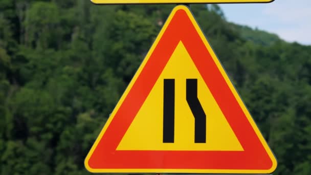Verkeerstekens Symbol Road Narrows Wegwerkzaamheden Teken Voor Wegberm Close Onderweg — Stockvideo