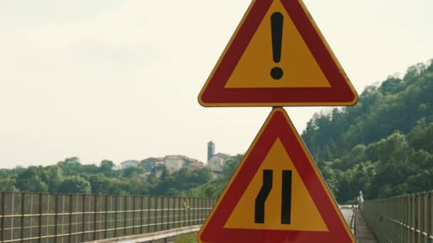 Dopravní Značka Symbol Pozornosti Road Narrows Silnice Funguje Značka Pro — Stock video