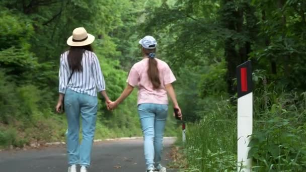 Twee Meisjes Wandelen Wandelwegen Alpen Wegwijzers Moeder Dochter Hebben Het — Stockvideo