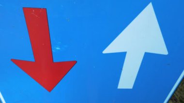 Trafik levhası. Kırmızı ve beyaz okları olan mavi kare. Yol çalışması tabelası. Yakın plan. Tamir çalışmaları yolda devam ediyor. Dikkat! Yol tamiri. Alp dağlarında büyük bir köprü. yaz günü 