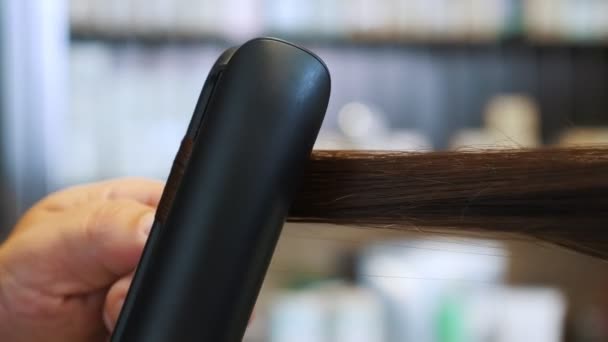 Kuaför Kızların Saçlarını Elektrikli Saç Maşasıyla Yapıyor Kadın Saçını Kıvırıyor — Stok video