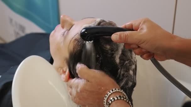 Fryzjer Myje Włosy Kobietom Przed Farbowaniem Stylistka Bierze Prysznic Brunetkami — Wideo stockowe