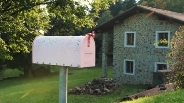  Alplerdeki bir İtalyan köyünde posta kutusu. Yazın gün batımında. Yüksek kalite 4k görüntü