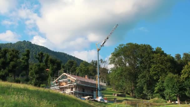 Sebuah Derek Konstruksi Portabel Yang Dirakit Dengan Cepat Pegunungan Alpen — Stok Video