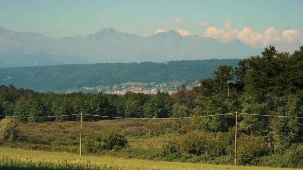 Vysokonapěťové Póly Léto Vesnici Krásný Výhled Pozadí Jsou Alpy Vysoce — Stock video