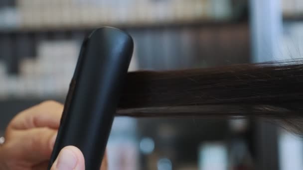 Friseur Macht Den Mädchen Die Haare Mit Einem Elektrischen Lockenstab — Stockvideo
