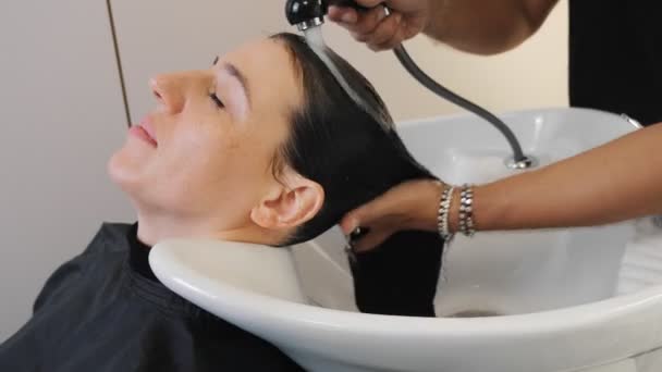Shampoo Gespült Von Jungen Frauen Dunkles Haar Salon Waschstation Der — Stockvideo