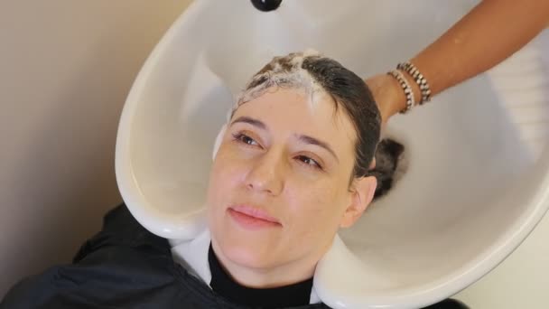Shampooing Rincé Des Jeunes Femmes Cheveux Foncés Station Lavage Salon — Video