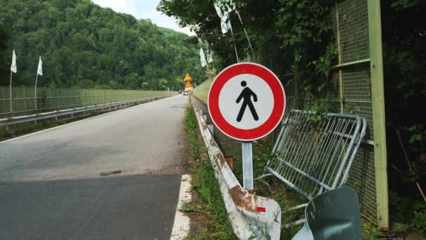Дорожній Знак Вказує Можливість Або Пішохідний Рух Через Міст Чорний — стокове відео