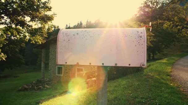 Poštovní Schránka Italské Vesnici Alpách Během Léta Při Západu Slunce — Stock video
