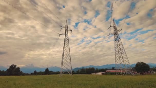 Pali Elettrici Sullo Sfondo Delle Montagne Alpine Nuvole Tramonto Infrastrutture — Video Stock