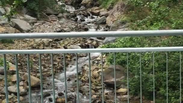 Ruisseau Montagne Vue Haut Travers Clôture Métallique Pont Eau Coule — Video
