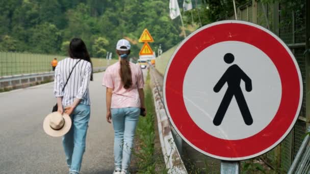 道路標識は 橋を渡る歩行者の動きの可能性を示しています 赤い丸い枠の白い背景の男の黒いシルエット クローズアップ バックグラウンドには — ストック動画