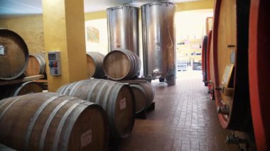 Tahta fıçılar. Şaraphane. Şarap, konyak, viski ya da konyak deposu. Şarap deposunda, mahzende ya da depoda sıra sıra şarap dolu ahşap fıçılar. Geleneksel küçük aile şaraphanesi. Şişedeki alkol.