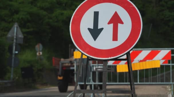 Verkeersbord Aandacht Weg Reparatie Close Rode Zwarte Pijlen Een Rond — Stockvideo