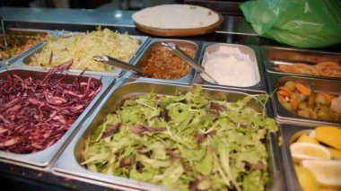 Shawarma Malzeme Şovu: Lavash Et Sosu Sebze Salatalıklı Soğan Lahanası, Baharatlı Biber, Patates Yeşilleri Havucu. Yüksek kalite 4k görüntü