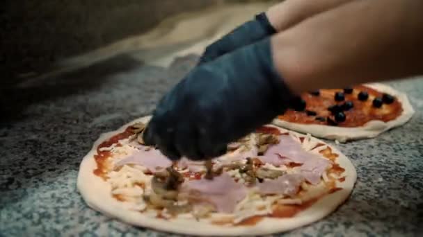 レストランのキッチンでピザを準備しています シェフはチーズでイタリアのピザを吐き出した クローズアップ中の食べ物 高品質の4K映像 — ストック動画