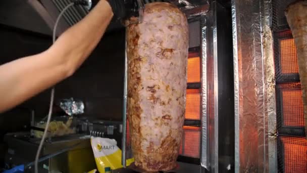 Ein Koch Schneidet Fleisch Für Shawarma Gyros Und Dönerspieße Fleisch — Stockvideo