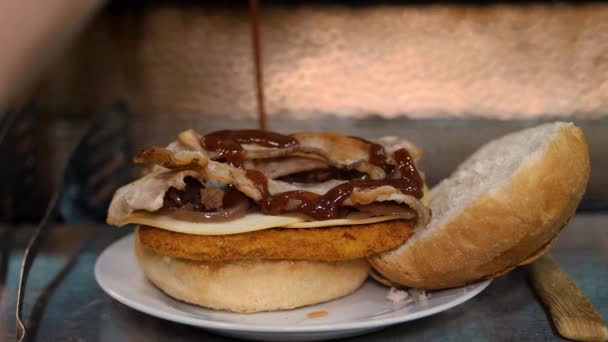 햄버거 클로즈업 셰프는 햄버거에 신선한 토마토 수분이 쇠고기 패티와 달걀을 — 비디오