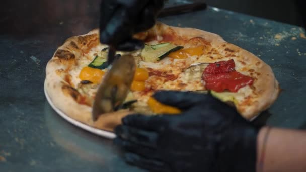 ピザカッターでピザをスライス シェフは キッチンやパン屋のスライスにピザを切っています 高品質の4K映像 — ストック動画