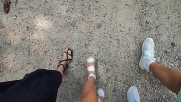 Вид Першої Точки Вид Зверху Вниз Сімейні Ноги Йдуть Дорозі — стокове відео
