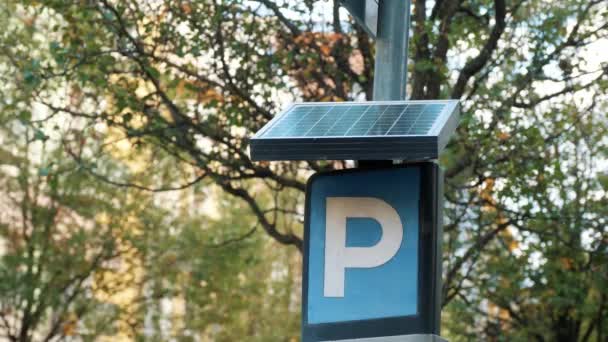 Egy Napelem Által Működtetett Parkoló Tábla Egy Oszlopon Környezetbarát Útjelző — Stock videók
