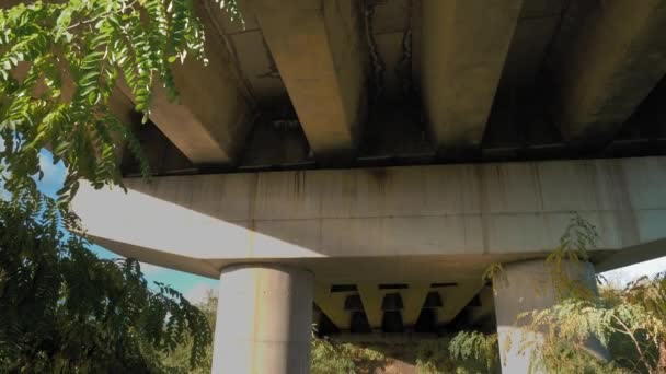 Pfeiler Unter Der Brücke Blick Auf Die Brücke Von Unten — Stockvideo