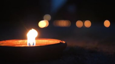 Gece kalenin bahçe parkında yanan bir mum. Yumuşak seçici odaklanma. Yüksek kalite 4k görüntü