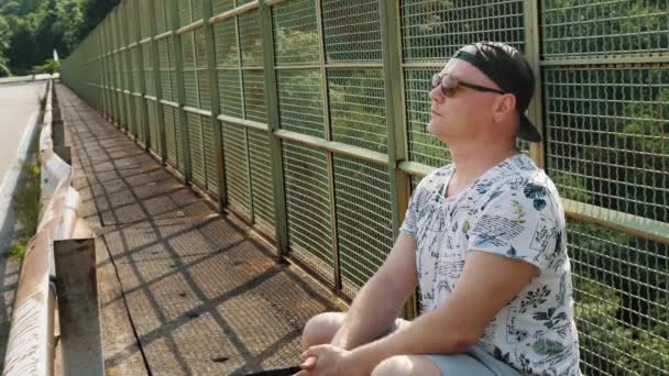 Muž Který Zažívá Depresi Mostě Muž Trpící Migrénou Dělat Složité — Stock video