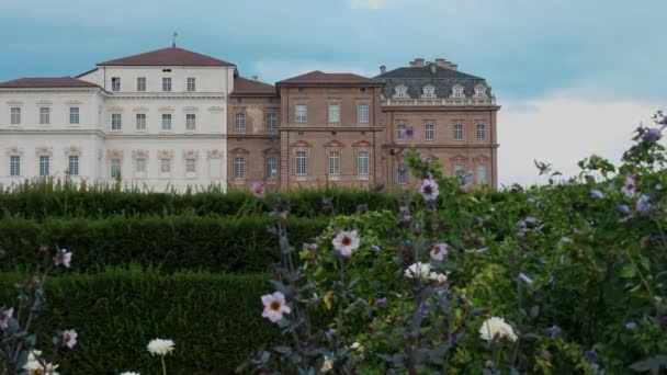 Venaria Turin Italy June 2023 Garden 景观设计 各种各样的花 装饰过的房子和花园陈列着一年四季繁茂的花园 在经济及社会理事会 — 图库视频影像